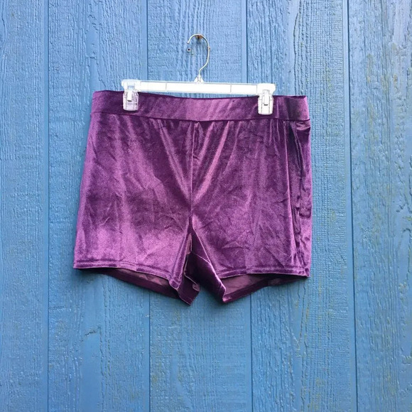 Torrid Women’s Plus Size 1X High Waisted Purple Velvet Shorts - Picture 3 of 7